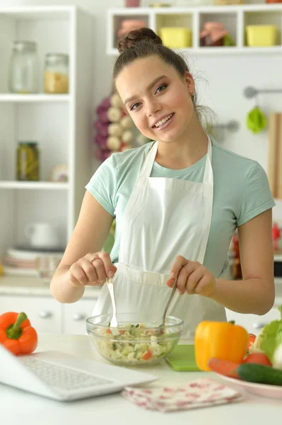 キッチンでサラダを作る美しい若い女性 — ストック写真