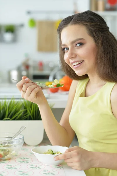 Fată Drăguță Mănâncă Salată Bucătărie — Fotografie, imagine de stoc