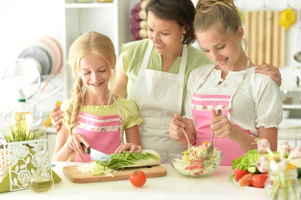 Ragazze Carine Con Madre Preparare Deliziosa Insalata Fresca Cucina — Foto Stock