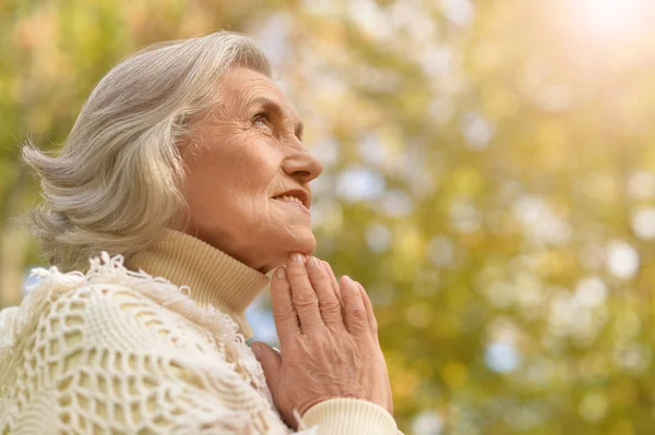 Feliz Anciana Sonriendo Rezando — Foto de Stock