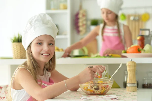 Słodkie Dziewczyna Jedzenie Sałatki Kuchni — Zdjęcie stockowe