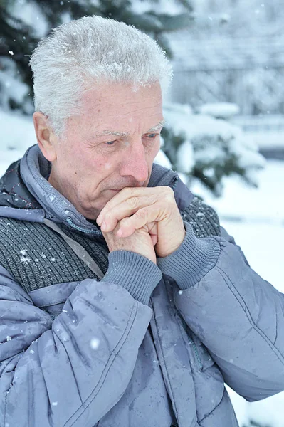 Portret Smutnego Starszego Mężczyzny Stojącego Zewnątrz Zimą — Zdjęcie stockowe