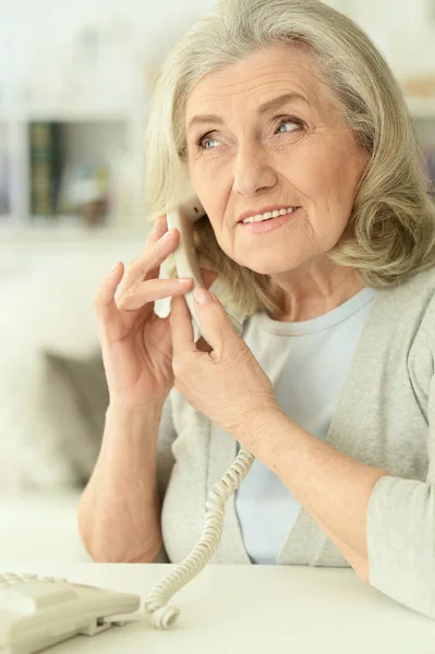 Porträtt Vacker Senior Kvinna Pratar Onphone Hemma — Stockfoto