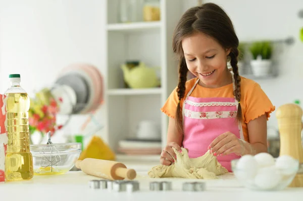 Ung Flicka Bakning Köket — Stockfoto