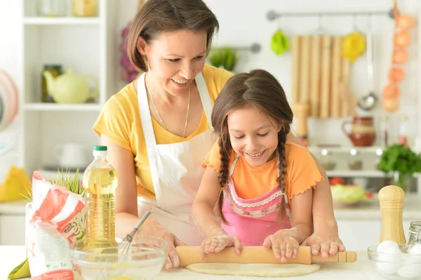 Mutter Und Tochter Backen Gemeinsam Der Küche — Stockfoto