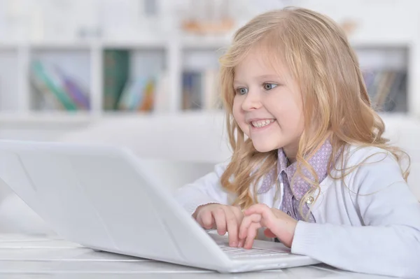 Emotioneel Schattig Meisje Met Behulp Van Laptop — Stockfoto