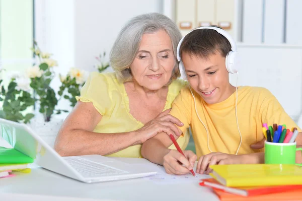 Porträtt Sonson Och Mormor Använder Laptop Hemma — Stockfoto