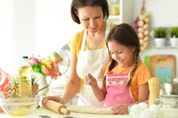 Mor Och Dotter Baka Tillsammans Köket — Stockfoto