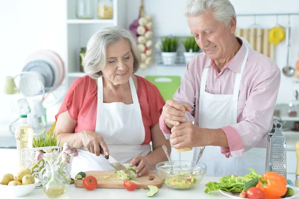 Äldre Par Matlagning Tillsammans Kök — Stockfoto