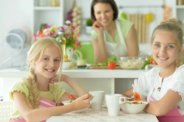 Söta Flickor Äter Läcker Färsk Sallad Köket — Stockfoto