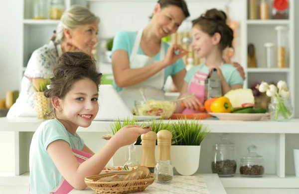 Lycklig Familj Läcker Fräsch Sallad Köket — Stockfoto