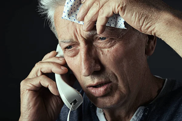 Porträtt Sad Sjuk Senior Man Ringer Läkare — Stockfoto