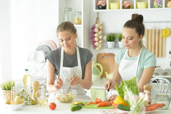 Schöne Teenager Kochen Der Küche — Stockfoto