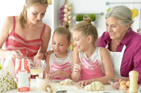 Avó Mãe Filhas Cozinhar Juntos Cozinha — Fotografia de Stock