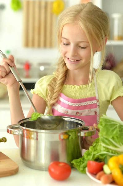 Ragazza Carina Zuppa Cottura Sulla Cucina — Foto Stock