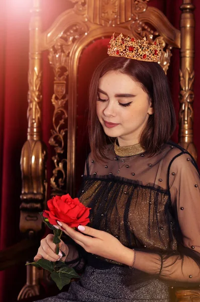 Retrato Reina Sentada Trono Con Flor —  Fotos de Stock
