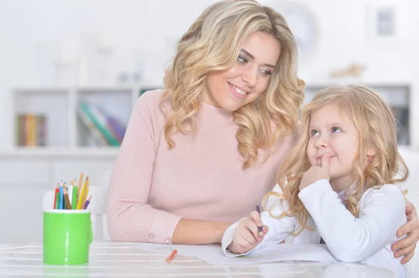 Klein Schattig Meisje Met Moeder Tekening Aan Tafel Thuis — Stockfoto