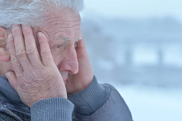 Портрет Грустного Пожилого Человека Стоящего Улице Зимой — стоковое фото