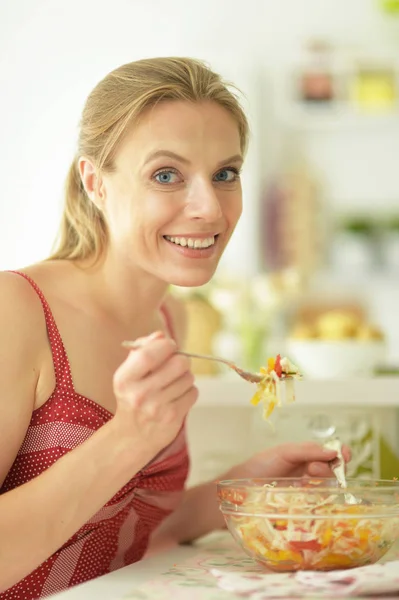 Schöne Junge Frau Isst Salat Der Küche — Stockfoto