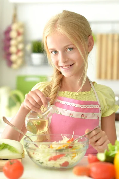 Χαριτωμένο Κορίτσι Μαγειρική Σαλάτα Στην Κουζίνα — Φωτογραφία Αρχείου