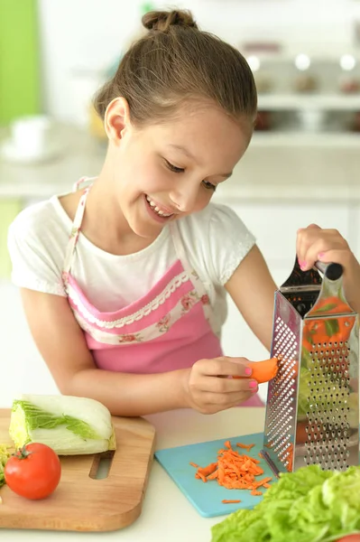 Linda Chica Preparando Deliciosa Ensalada Fresca Cocina — Foto de Stock