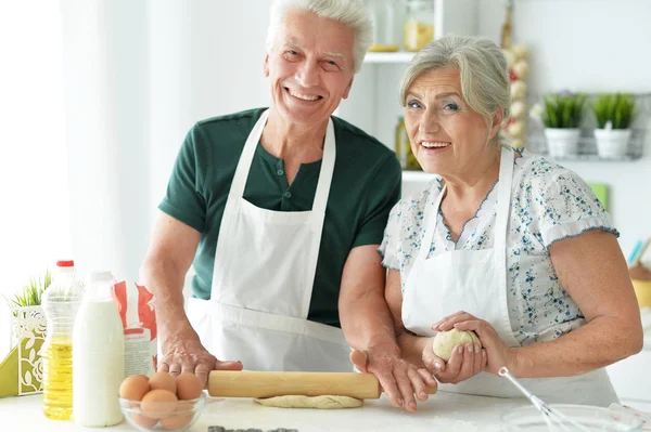 老人和妇女烤饼干 — 图库照片