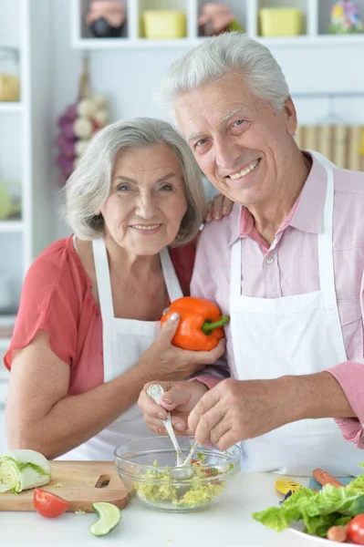 Äldre Par Matlagning Tillsammans Kök — Stockfoto
