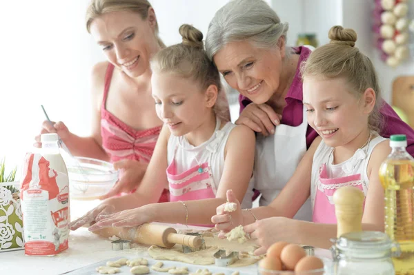 Бабушка Мама Дочери Готовят Вместе Кухне — стоковое фото