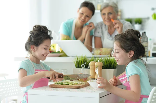 Happy Family Delicious Fresh Salad Kitchen — Stock Photo, Image
