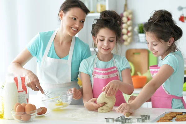Şirin Kızlar Evde Mutfakta Yemek Pişiriyor — Stok fotoğraf