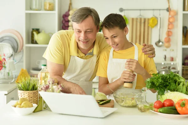 Man Och Pojke Matlagning Köket — Stockfoto