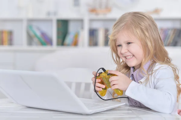 Emotioneel Schattig Meisje Met Behulp Van Laptop — Stockfoto