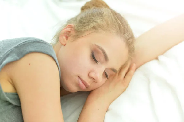 Mujer Joven Durmiendo Cama Casa — Foto de Stock