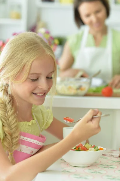 Söt Flicka Äter Sallad Köket — Stockfoto