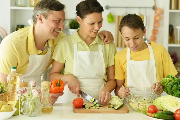 Hombre Niño Mujer Cocinando Cocina —  Fotos de Stock