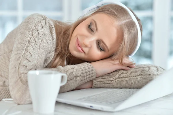 Młoda Kobieta Pracuje Spanie Biurze — Zdjęcie stockowe