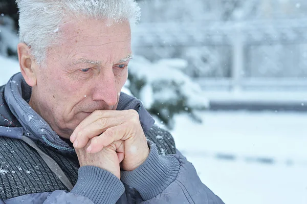 Porträt Eines Traurigen Seniors Der Winter Draußen Steht — Stockfoto