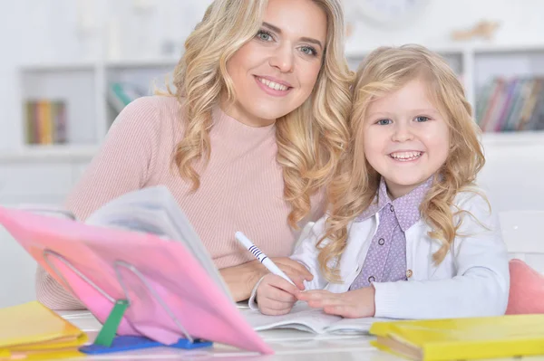 Retrato Uma Linda Menina Fofa Com Mãe Fazendo Lição Casa — Fotografia de Stock