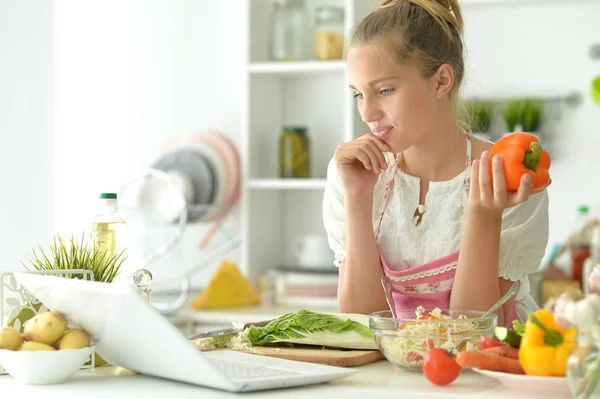 Mutfakta Yemek Sevimli Kız — Stok fotoğraf