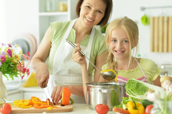 Nettes Kleines Mädchen Mit Ihrer Mutter Beim Gemeinsamen Kochen Küchentisch — Stockfoto