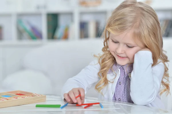 Niedliches Kleines Mädchen Beim Spielen — Stockfoto