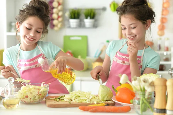 可愛いです女の子準備おいしい新鮮なサラダでキッチン — ストック写真