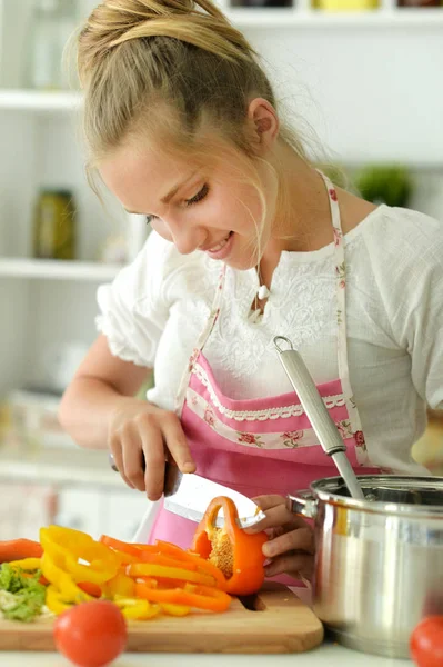 Nettes Mädchen Kocht Auf Küche Gemüse Schneiden — Stockfoto
