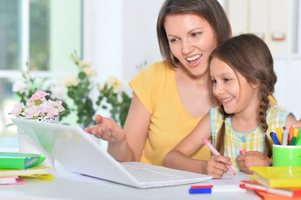 Madre Hija Usando Ordenador Portátil Juntas — Foto de Stock