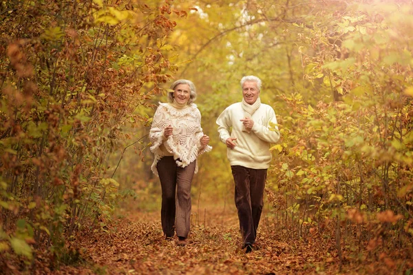 快乐的老年男女在公园跑步 — 图库照片