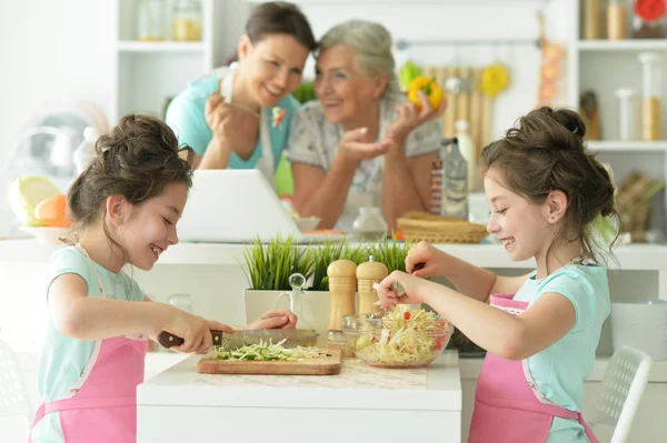 Glückliche Familie Köstlichen Frischen Salat Der Küche — Stockfoto