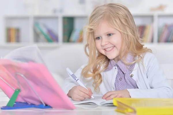 Linda Chica Adolescente Haciendo Tarea Habitación — Foto de Stock