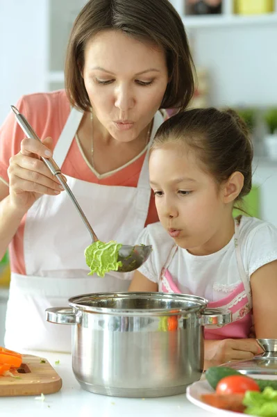 Söt Liten Flicka Med Sin Mamma Matlagning Soppa Tillsammans Köksbordet — Stockfoto