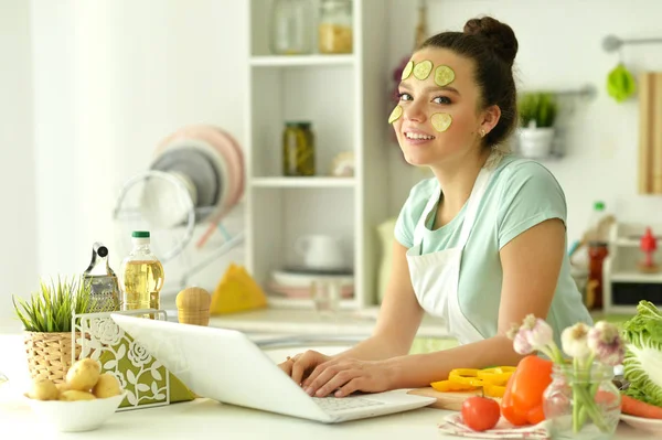 Menina Usando Laptop Cozinha — Fotografia de Stock