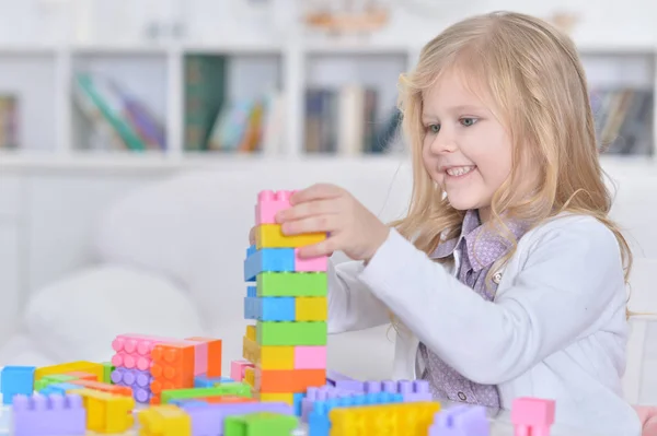 Kleines Mädchen Spielt Mit Bunten Plastikklötzen — Stockfoto